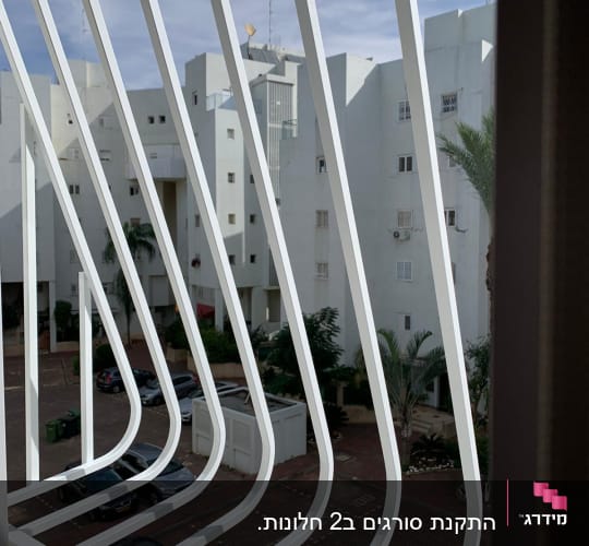 מסגרת מתכת לבנה עם קווים אנכיים